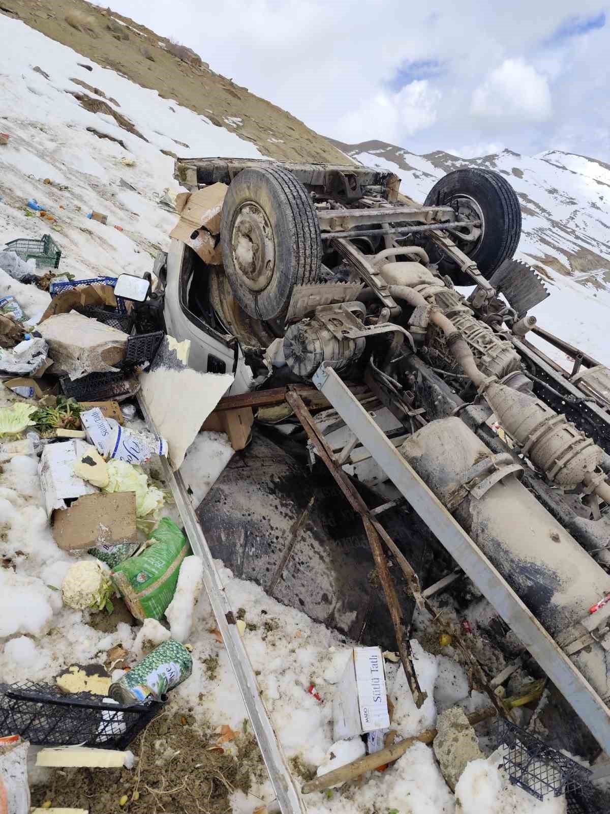 Y&uuml;ksekova&rsquo;da kamyonet şarampole yuvarlandı: 1 kişi yaralandı
