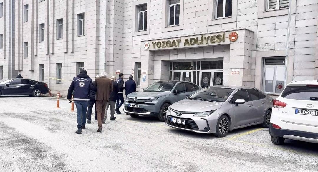 Yozgat&rsquo;ta g&ouml;&ccedil;men ka&ccedil;ak&ccedil;ısı 3 kişi tutuklandı
