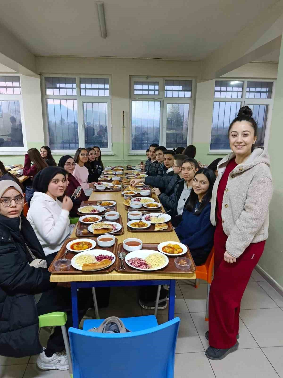 Sarıg&ouml;l&rsquo;de liseliler aynı sofrada buluştu
