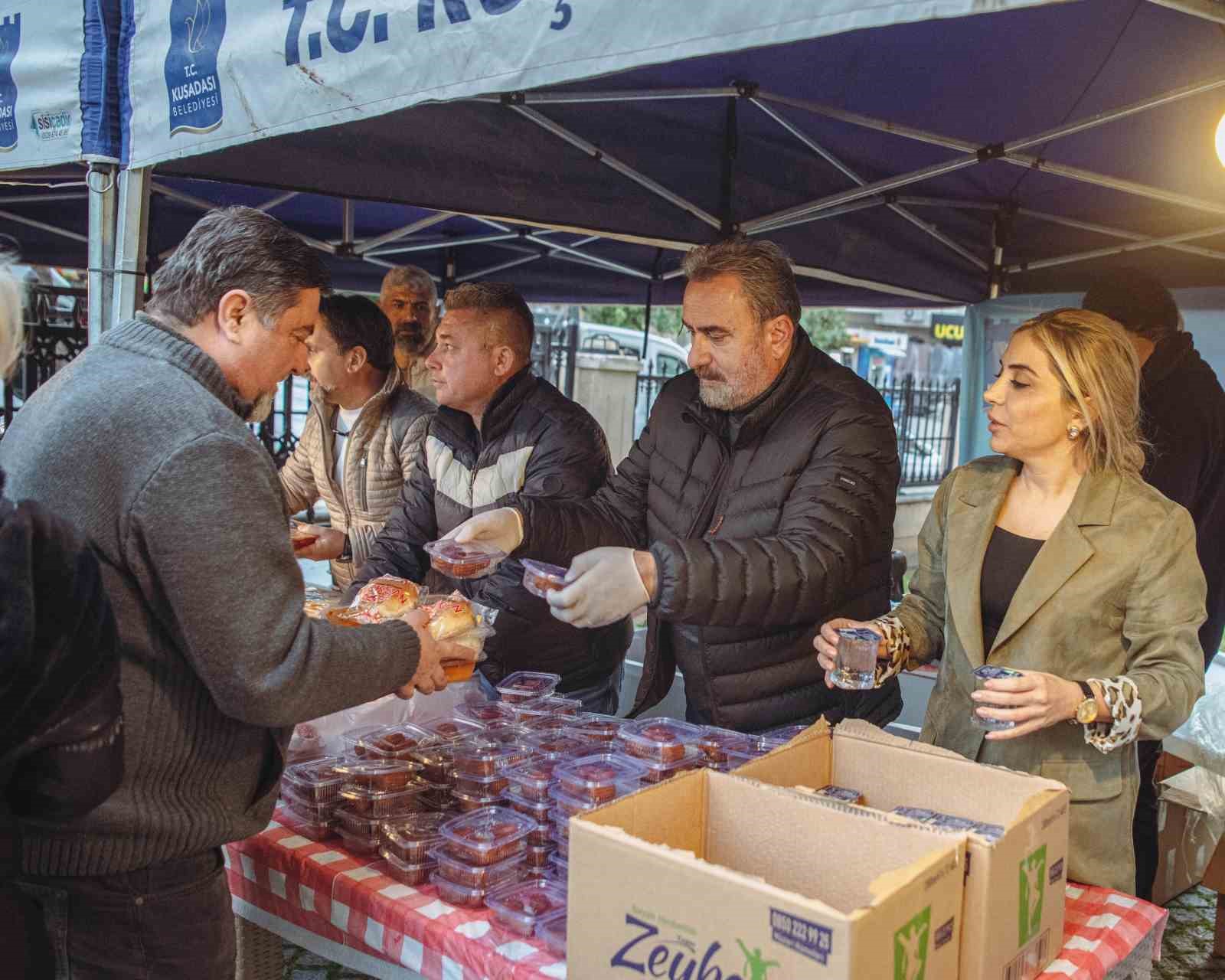 Davutlar&rsquo;da oru&ccedil;lar Kuşadası Belediyesi&rsquo;nin iftar sofrasında a&ccedil;ıldı
