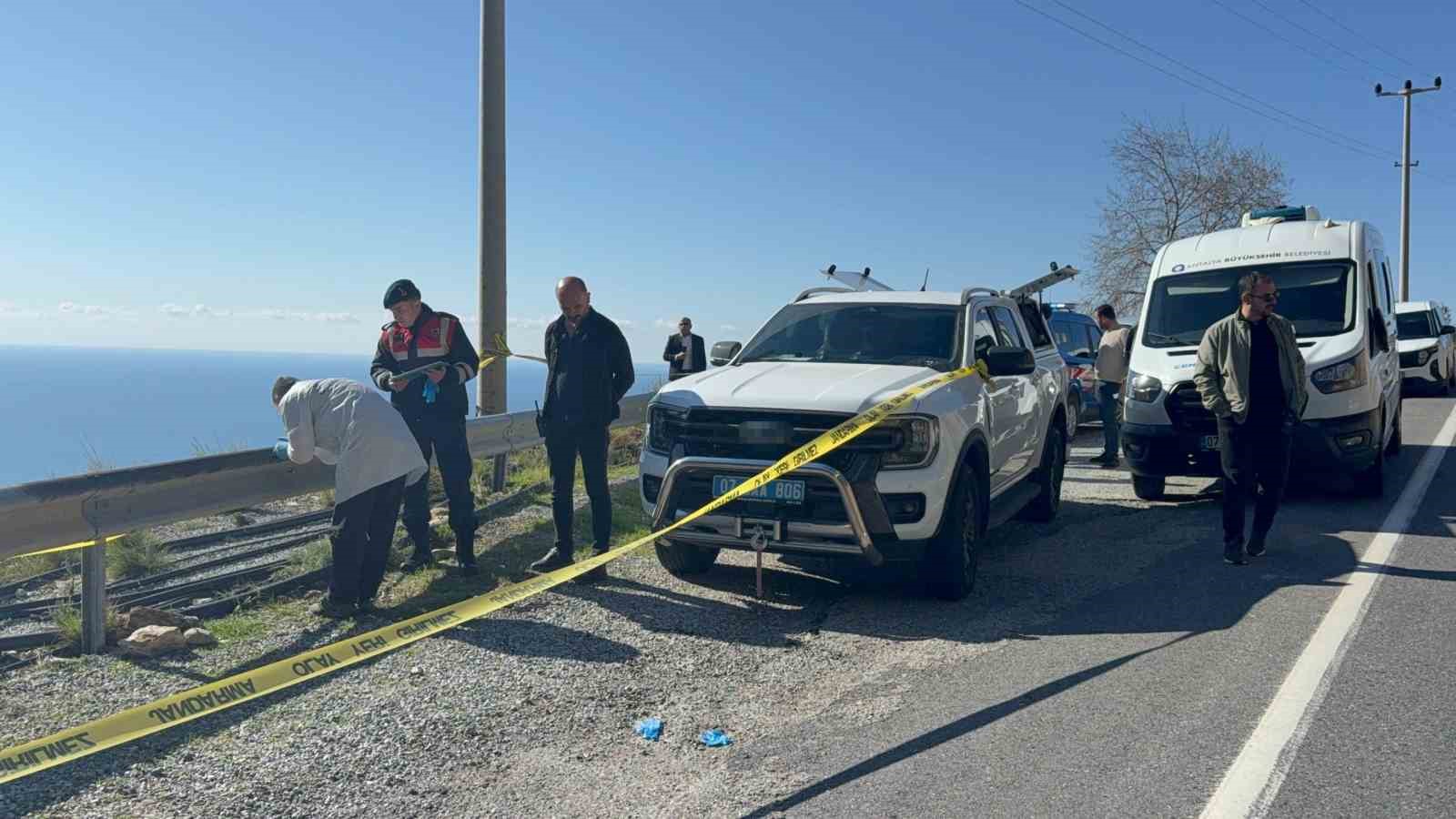 Antalya&rsquo;da karayolu kenarında kadın cesedi bulundu
