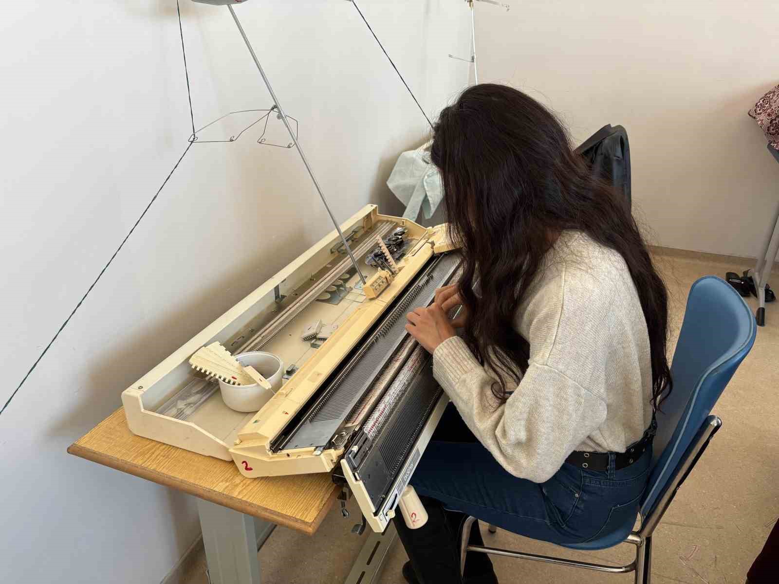 Gençlerin el emeğiyle hazırladığı hediyeler, minik yürekleri ısıttı