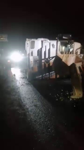 Diyarbakır&rsquo;da buğday y&uuml;kl&uuml; tır devrildi, yol saatlerce kapalı kaldı
