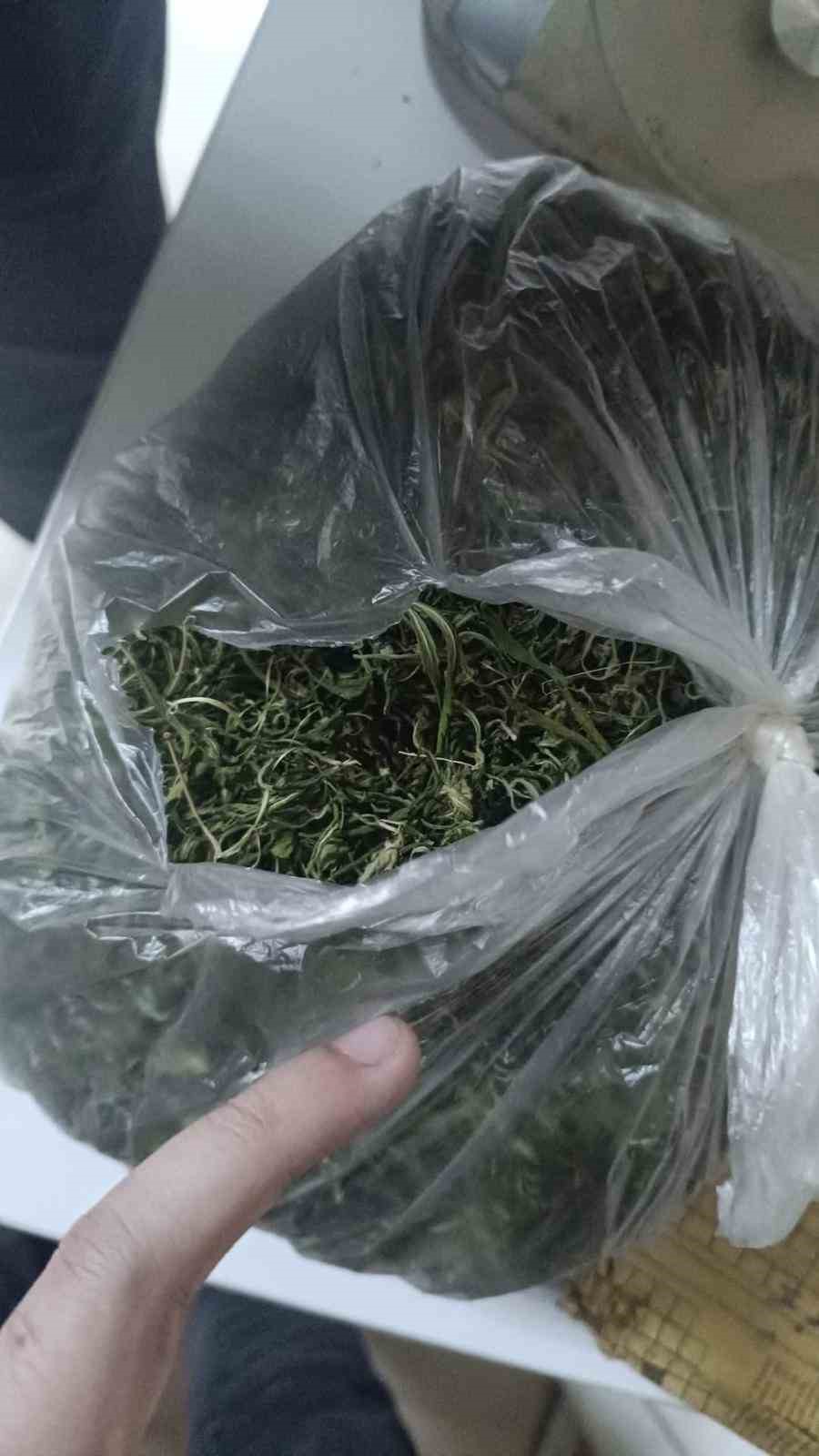 Bursa&rsquo;da film gibi zehir baskını...Dilenci kılığındaki polis kapıyı a&ccedil;tırdı
