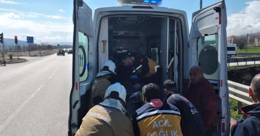 Tırla &ccedil;arpışan kamyonun s&uuml;r&uuml;c&uuml;s&uuml; yaralandı
