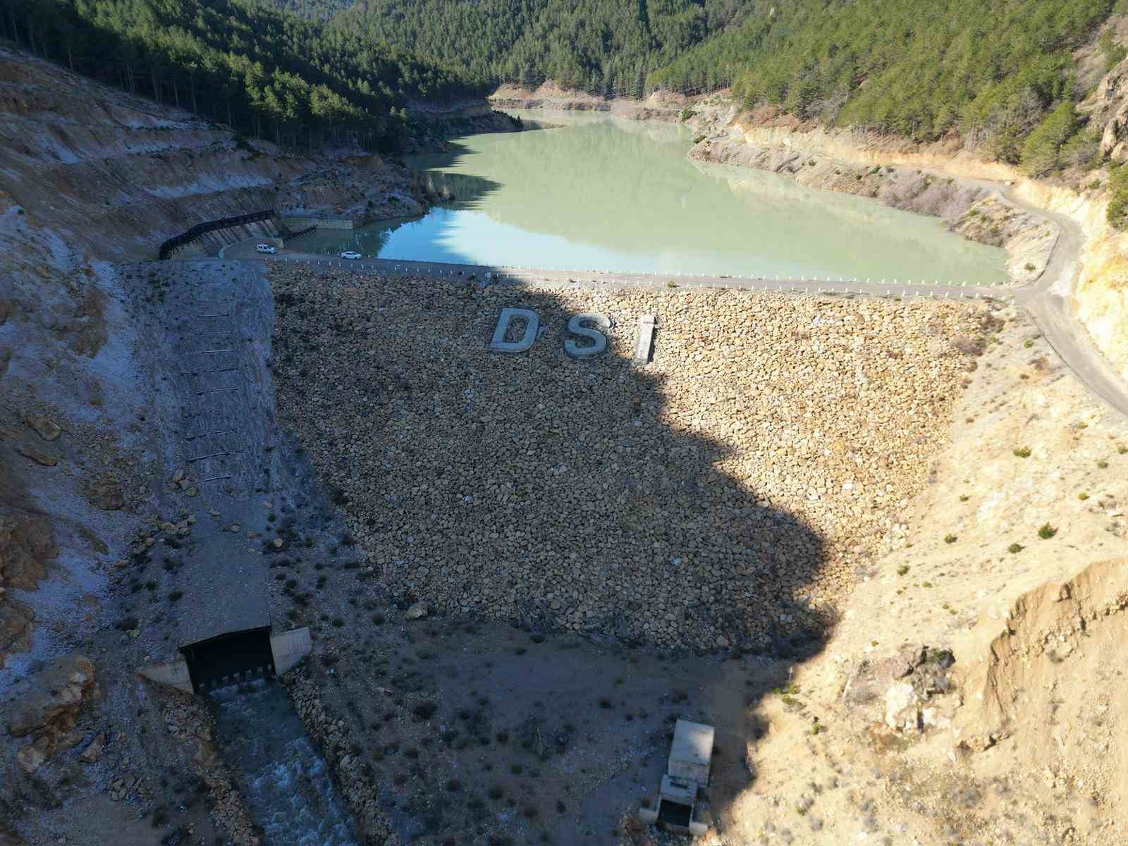 Baraj g&ouml;l&uuml;nde artan su seviyesi orman ve arazi yollarında heyelana neden oldu
