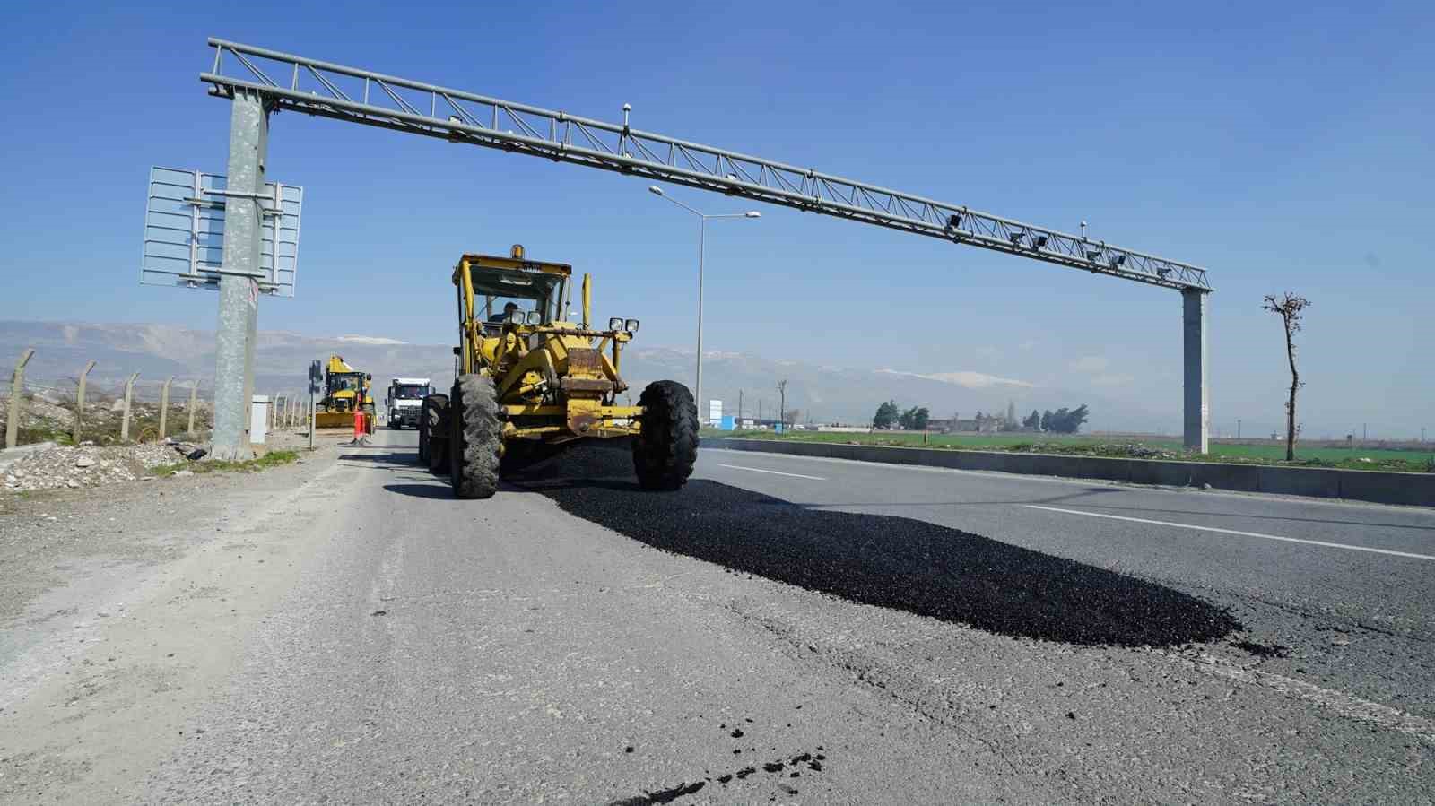 Kahramanmaraş&rsquo;ta deforme olan yollar sıcak asfaltla tamir ediliyor

