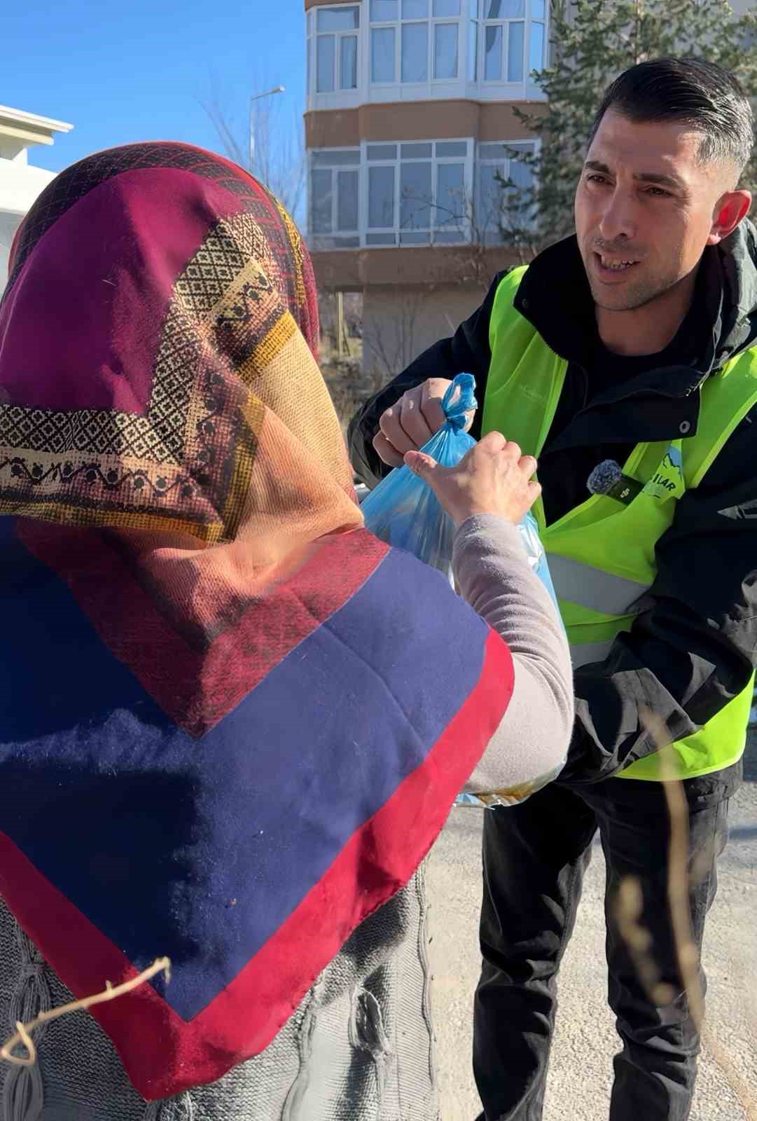 Başkan &Ouml;zdoğan&rsquo;dan Hacılar&rsquo;da Ramazan dayanışması
