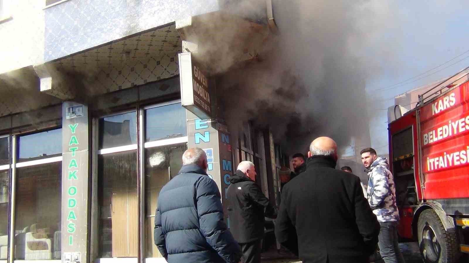 Kars&rsquo;ta korkutan yangın: Mobilya deposu alevlere teslim oldu
