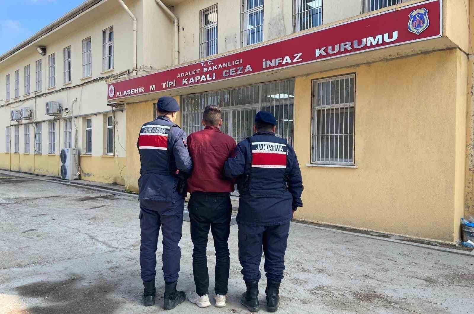 Manisa’da 2 firari hükümlü kıskıvrak yakalandı