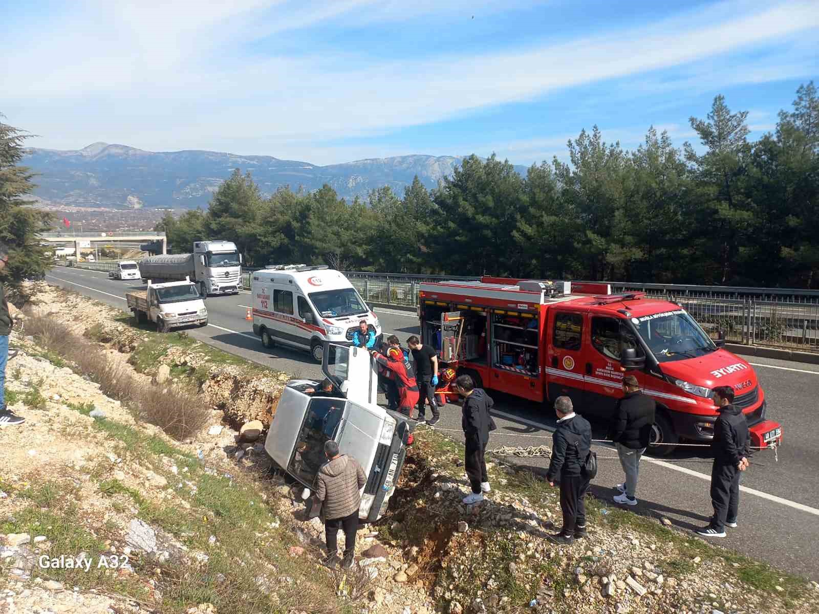 Kaza yapan Tofaş aracın i&ccedil;inde sıkışan vatandaşı itfaiye ekipleri kurtardı
