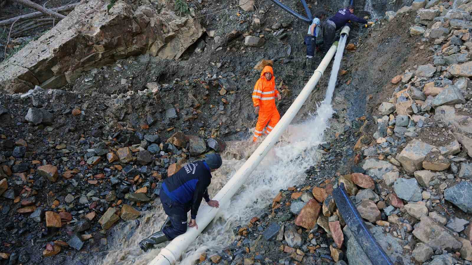 Yağışlarda zarar g&ouml;ren su isale hattı yenileniyor
