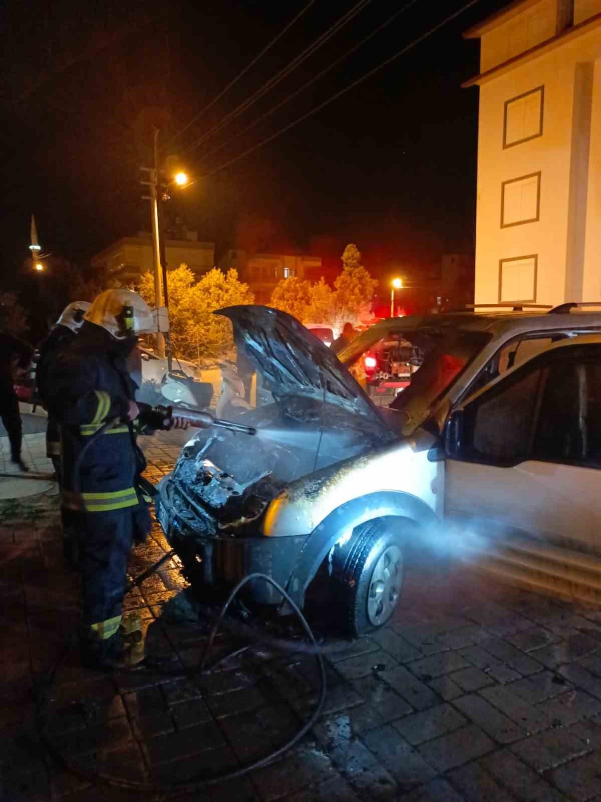 Gazipaşa&rsquo;da ara&ccedil; yangını

