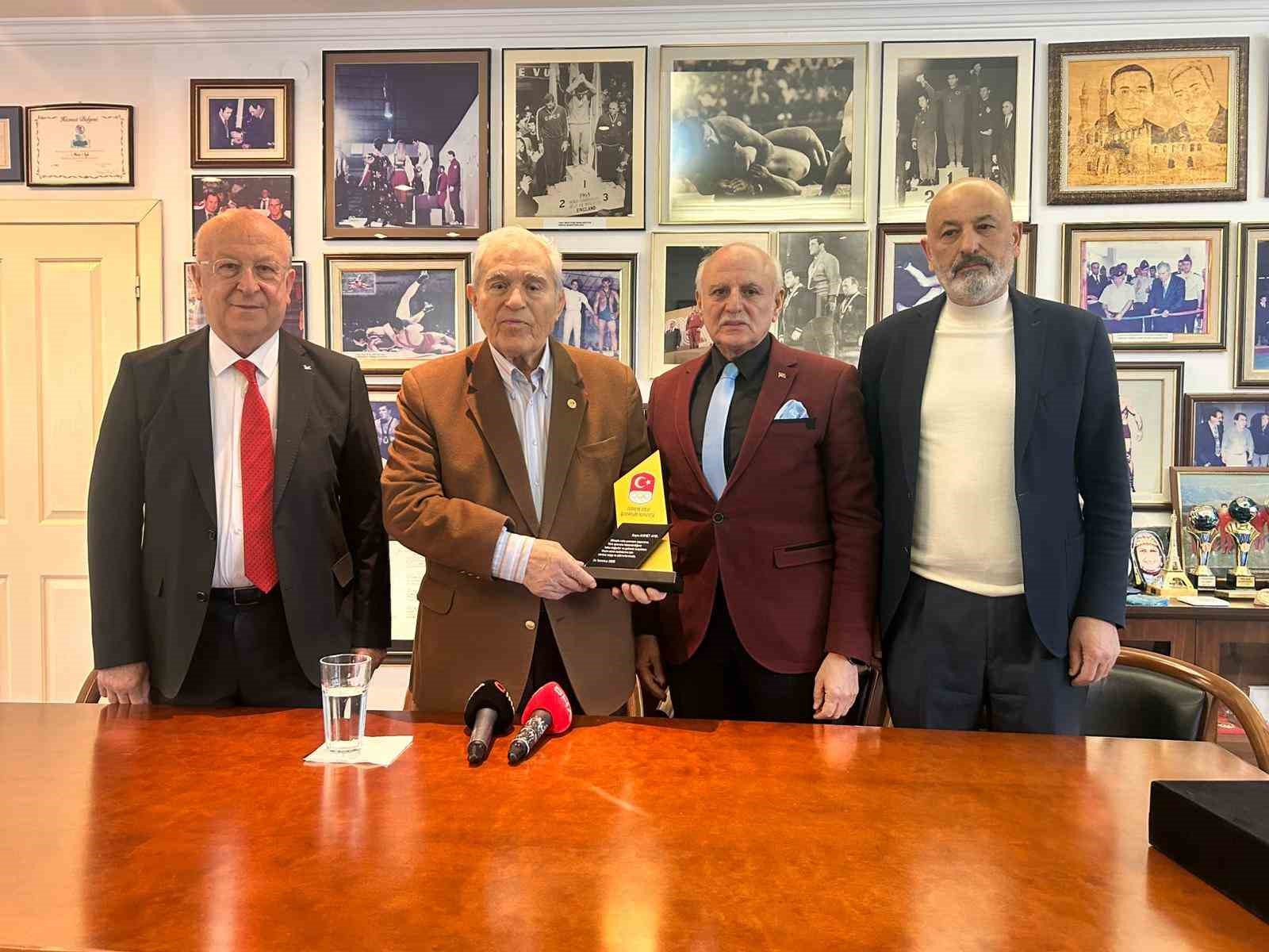 T&uuml;rk g&uuml;reşinin &ouml;nemli ismi Ahmet Ayık&rsquo;a anlamlı &ouml;d&uuml;l
