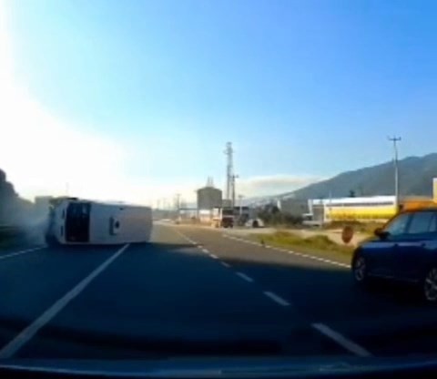 Devrilen minib&uuml;s, yolun karşısına ge&ccedil;ti
