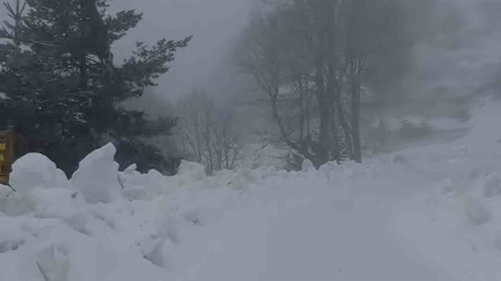 Yedig&ouml;ller Milli Parkı yolunda kar yağışı etkili oluyor
