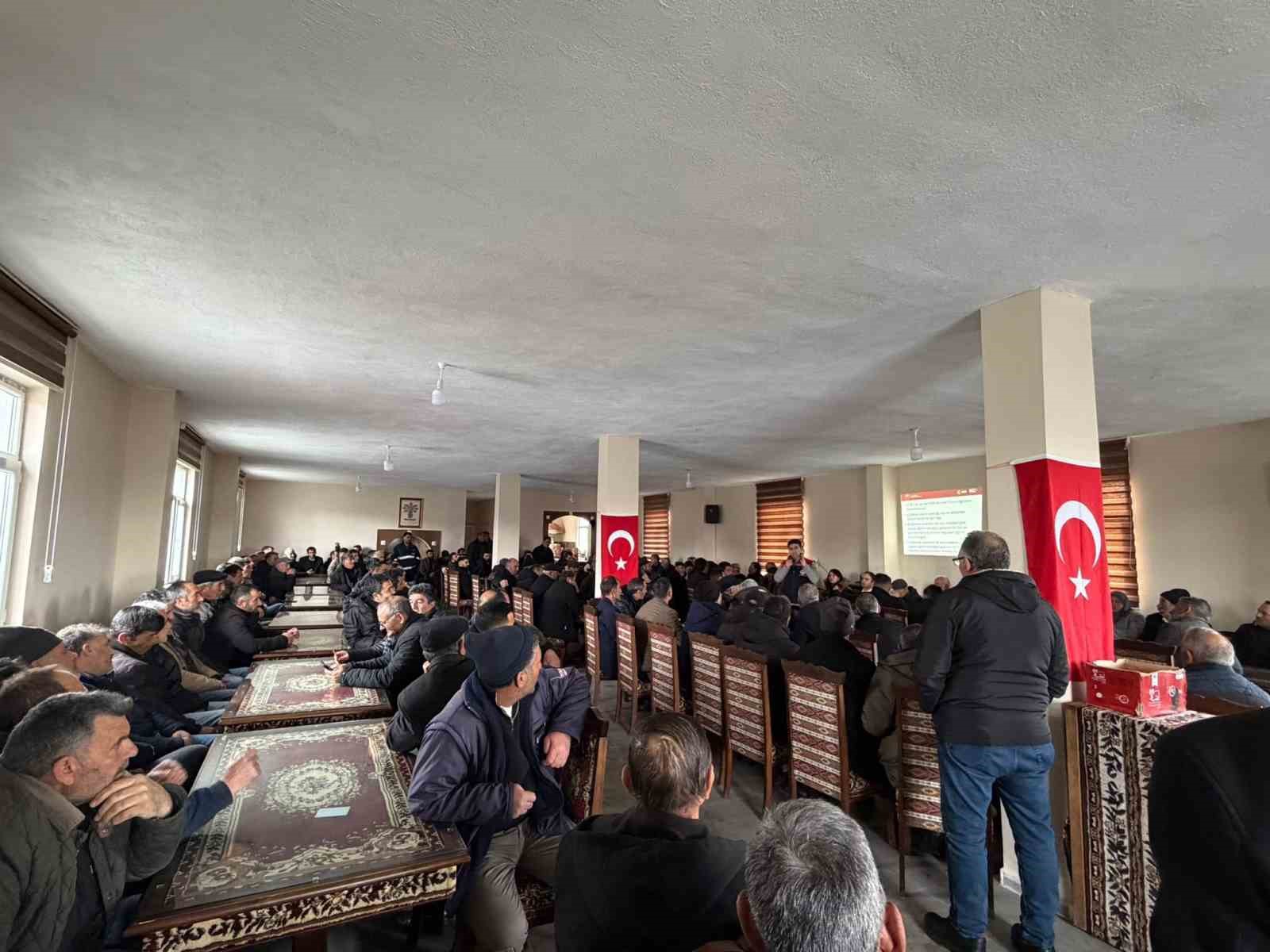 Kars&rsquo;ta &uuml;reticilere bitki koruma eğitimi
