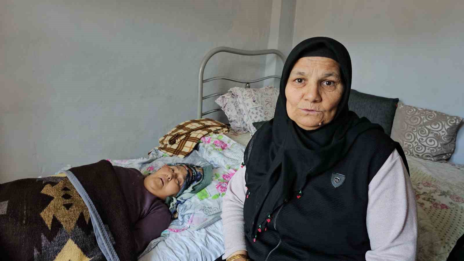 Zonguldak’ta yalnız yaşayan yatalak kadına komşuları sahip çıkıyor