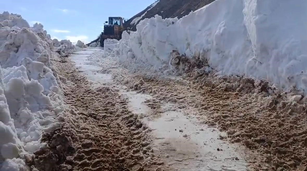 Bingöl’de Özel İdare ekipleri zorlu arazi şartlarında çalışmalarını sürdürüyor