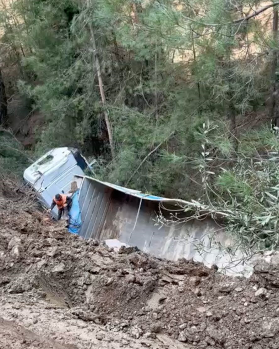 Milas&rsquo;ta tır şarampole devrildi: 1 yaralı
