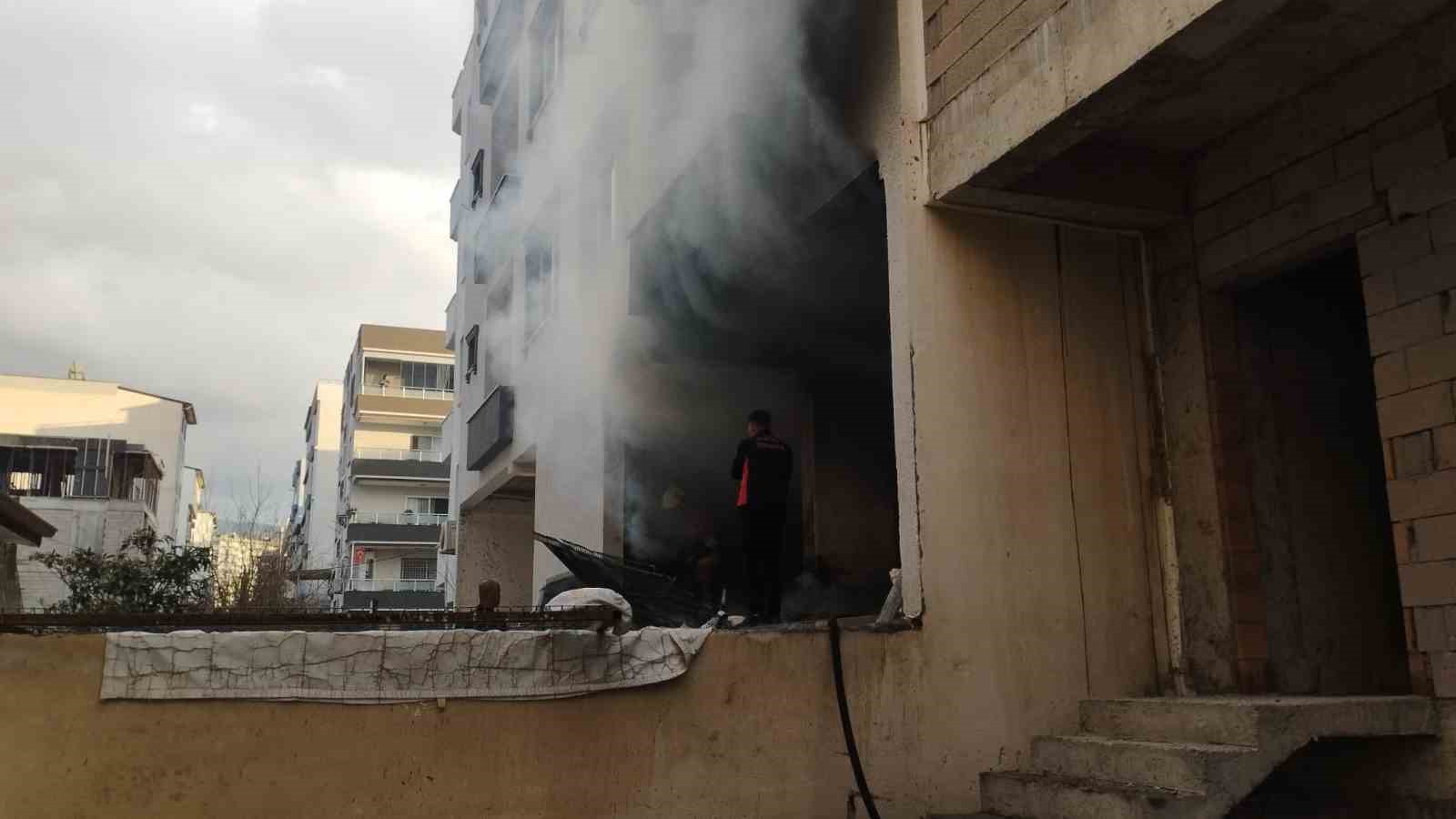 Hatay’da apartman dairesi ve metruk binada yangın