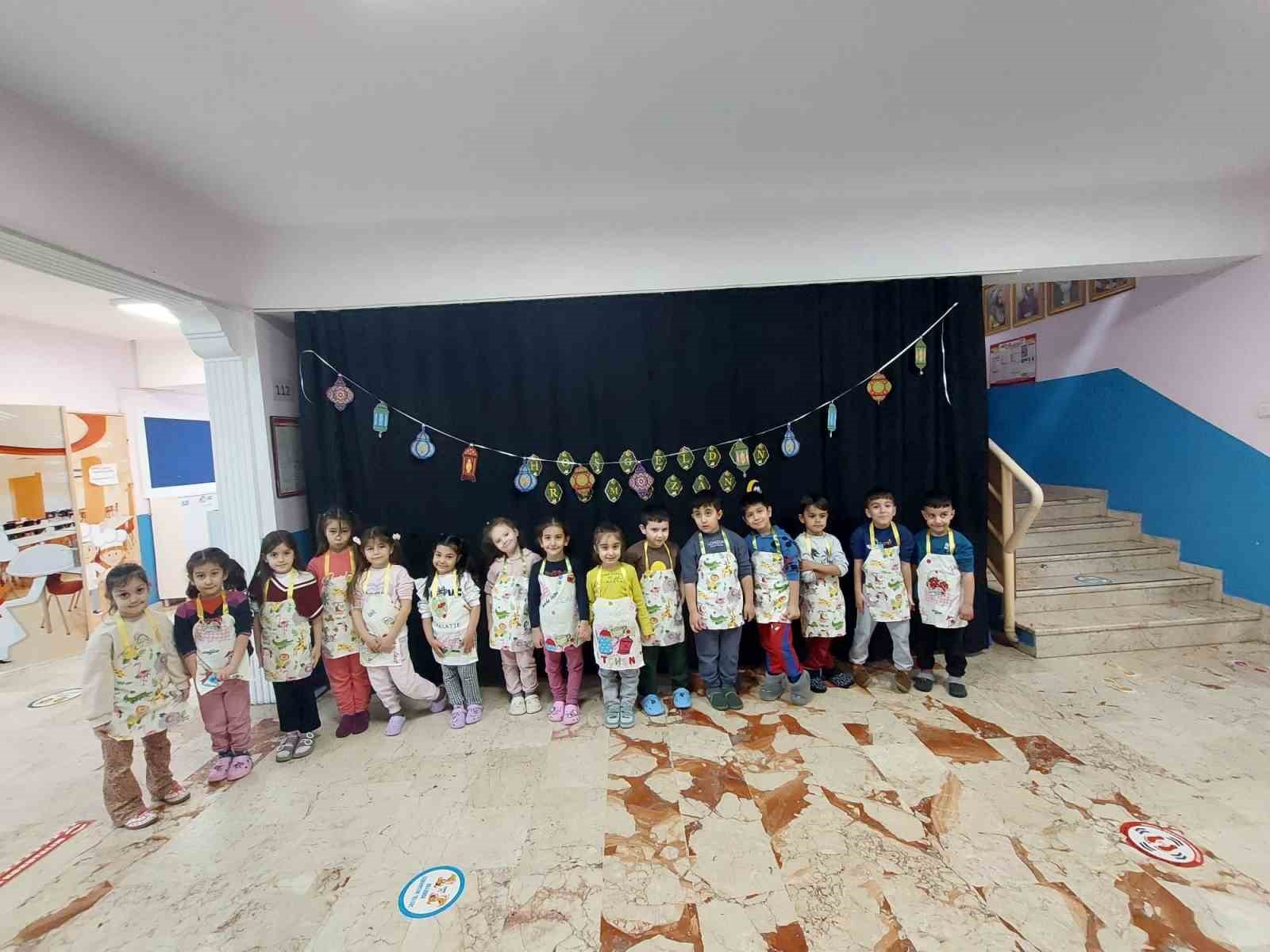 Bayındır’da minik eller ’ramazan pidesi’ yaptı