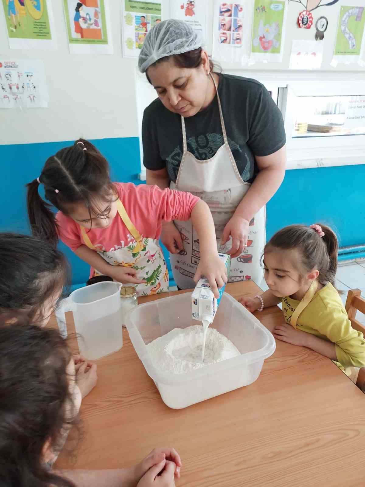 Bayındır&rsquo;da minik eller &rsquo;ramazan pidesi&rsquo; yaptı
