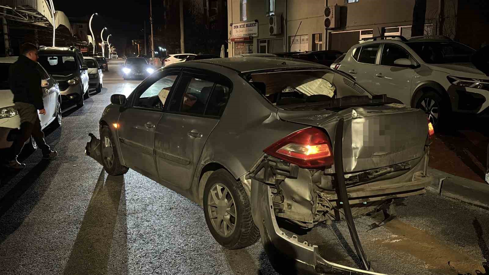 Bolu&rsquo;da ciple otomobil &ccedil;arpıştı: Ara&ccedil;lar ağır hasar aldı
