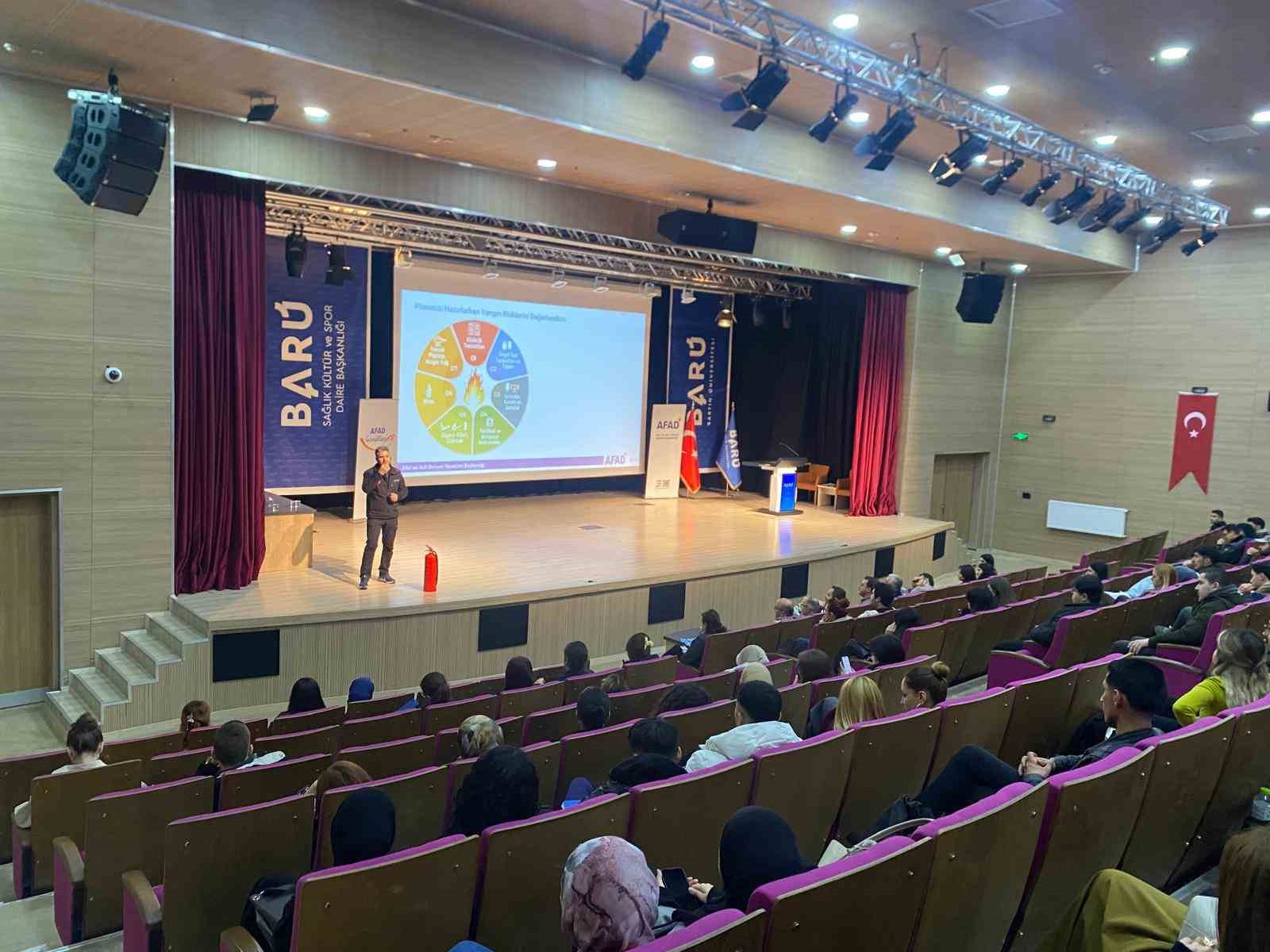 &Uuml;niversite &ouml;ğrencilerine ve akademik personele afet eğitimi
