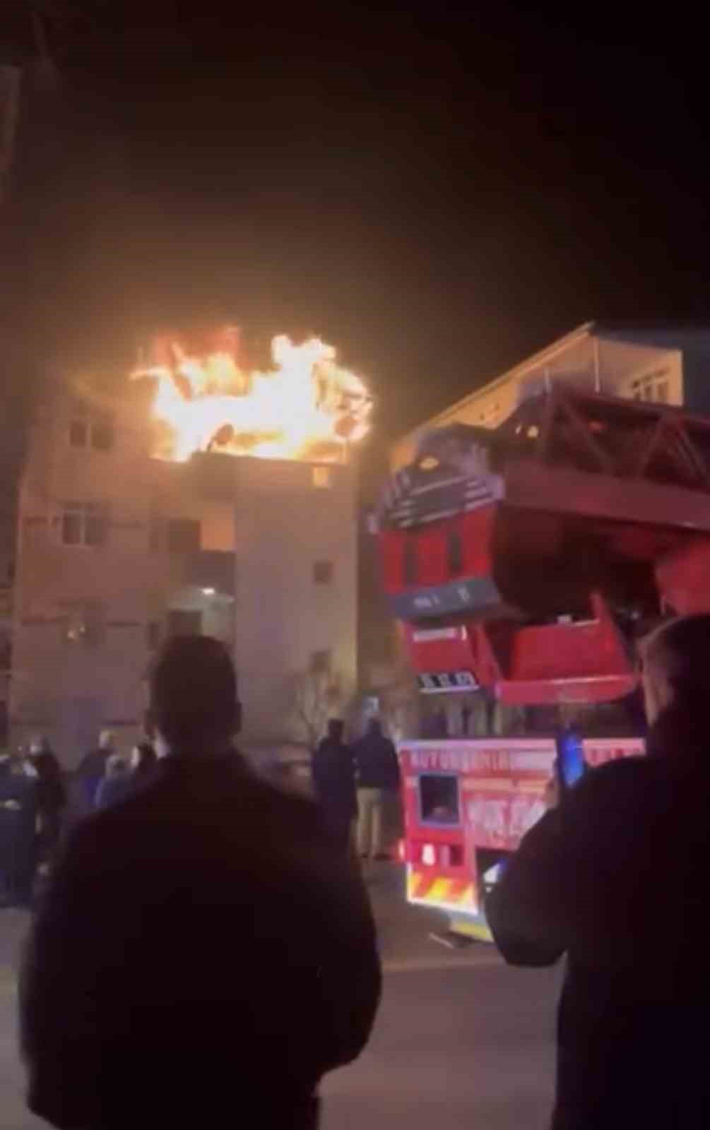 Samsun&rsquo;da &ccedil;atı katı alev alev yandı: 1 yaralı
