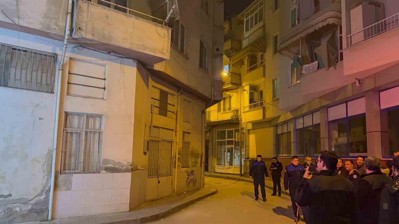 Gemlik&rsquo;te hasarlı apartman tahliye edildi, sokak trafiğe kapatıldı
