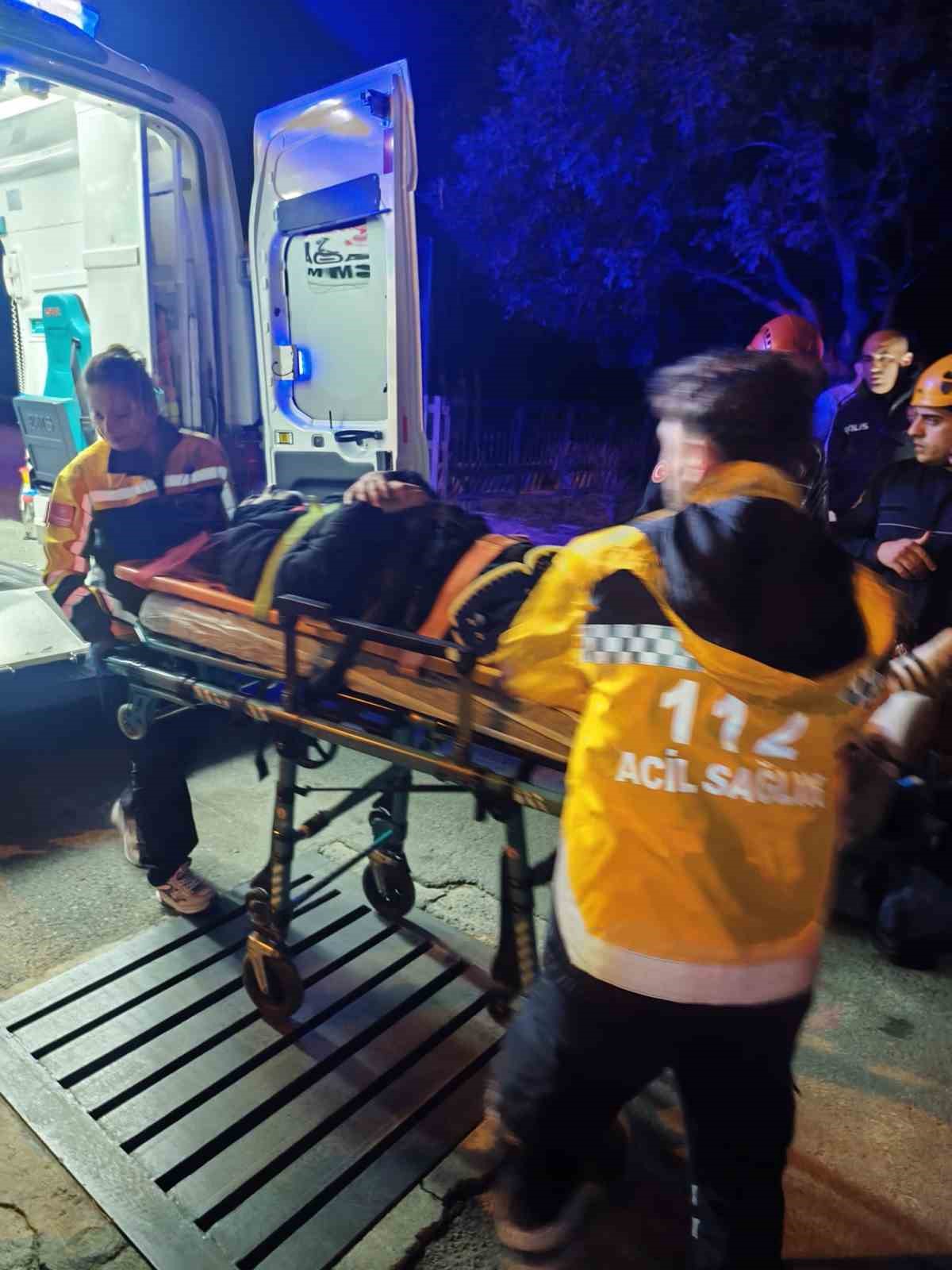 Alanya&rsquo;da kayalıklardan d&uuml;şen şahsı, itfaiye ve AFAD ekibi kurtardı
