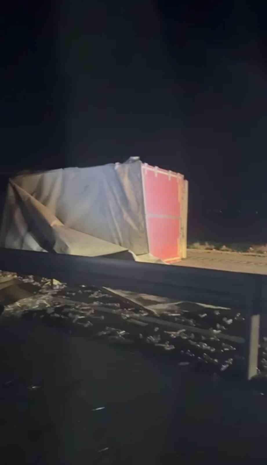 Mardin&rsquo;de pet şişe y&uuml;kl&uuml; tır devrildi: 1 yaralı
