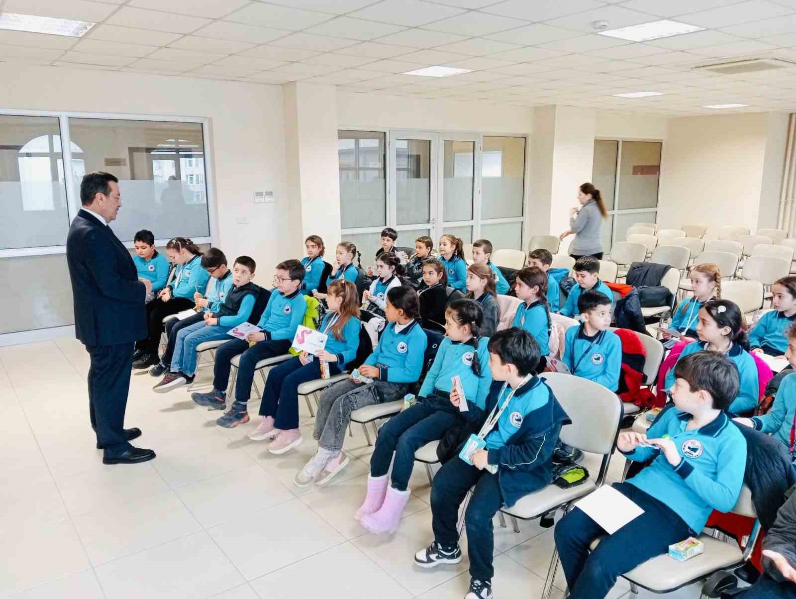 Burhaniye’de Kaymakam Atilla, küçük öğrencileri ağırladı