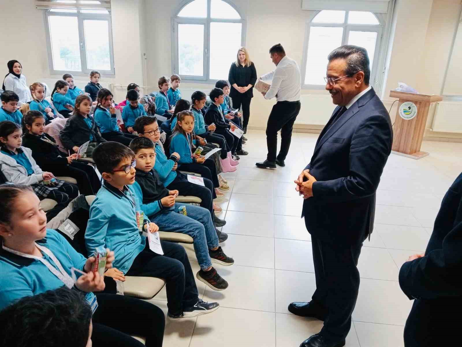 Burhaniye&rsquo;de Kaymakam Atilla, k&uuml;&ccedil;&uuml;k &ouml;ğrencileri ağırladı
