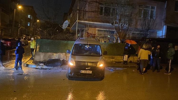 Kocaeli&rsquo;de 3 aracın karıştığı zincirleme kazada s&uuml;r&uuml;c&uuml; ka&ccedil;tı: 1 yaralı
