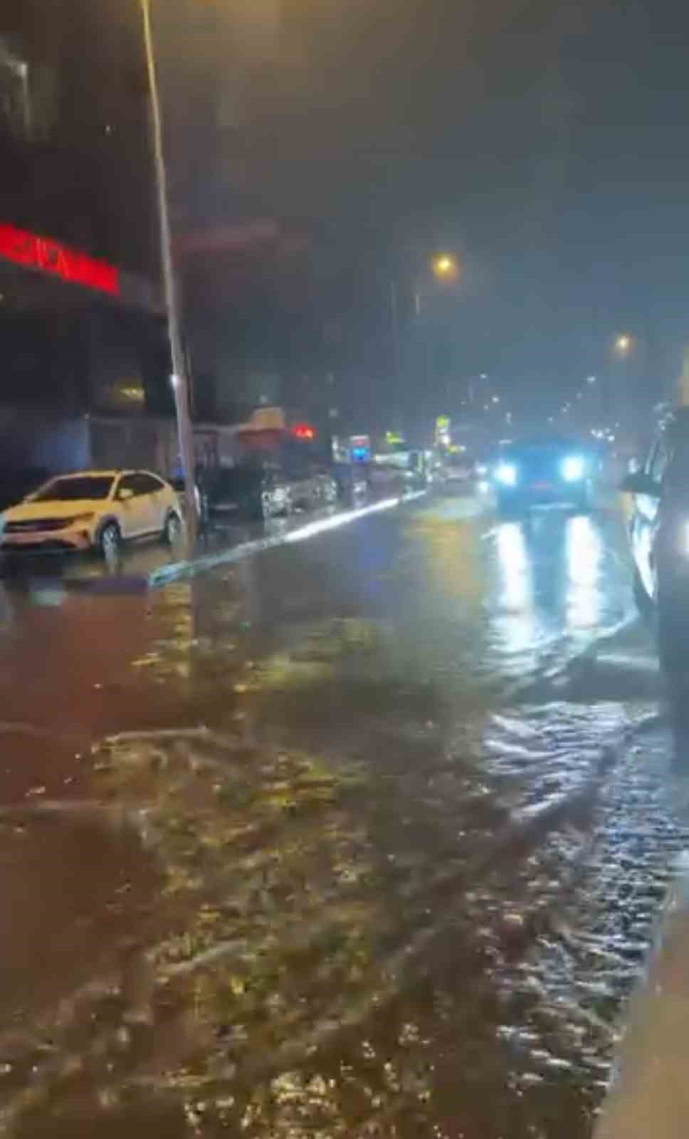 Maltepe’de aniden bastıran sağanak yağış caddeyi göle çevirdi