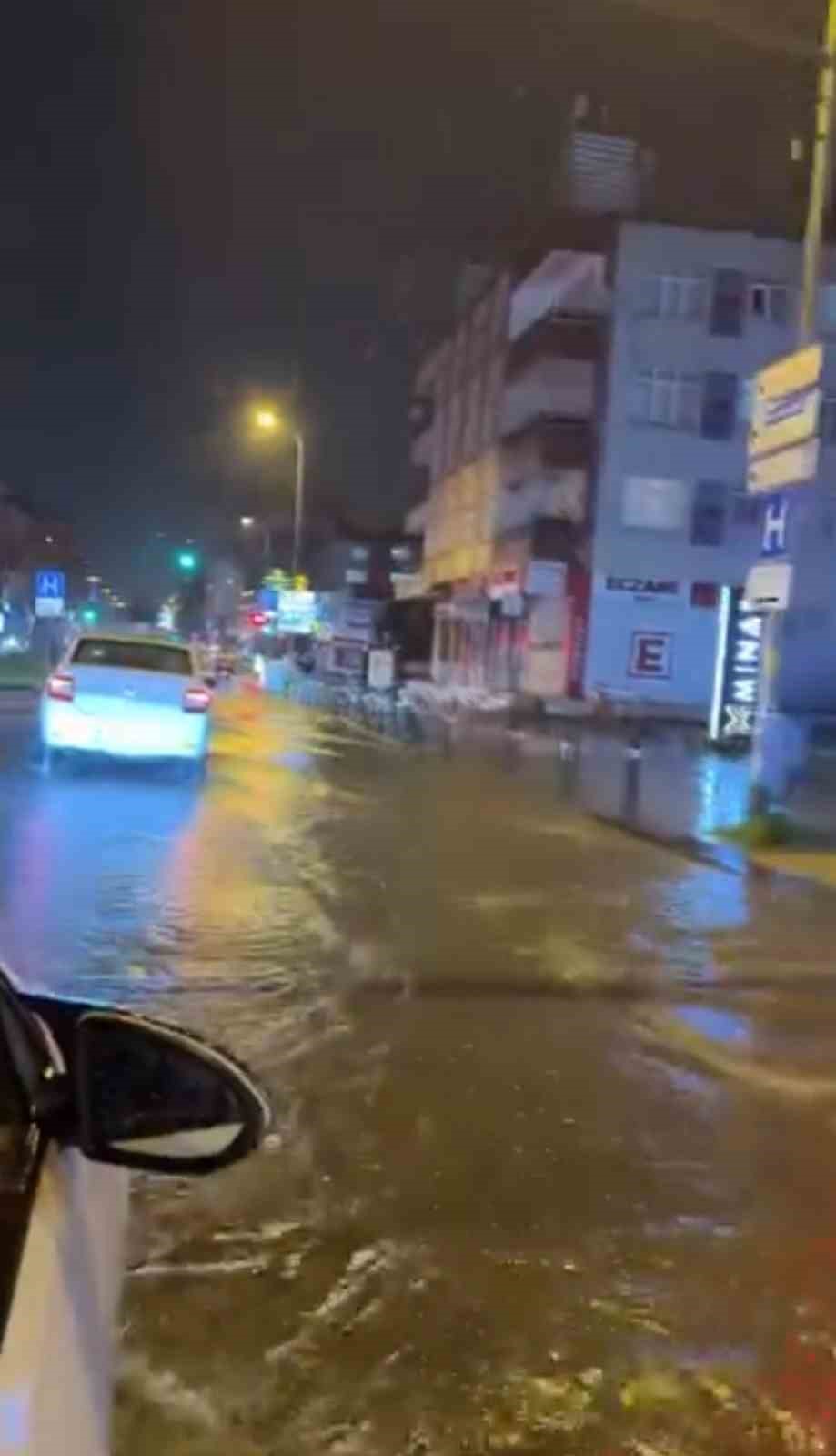 Maltepe&rsquo;de aniden bastıran sağanak yağış caddeyi g&ouml;le &ccedil;evirdi
