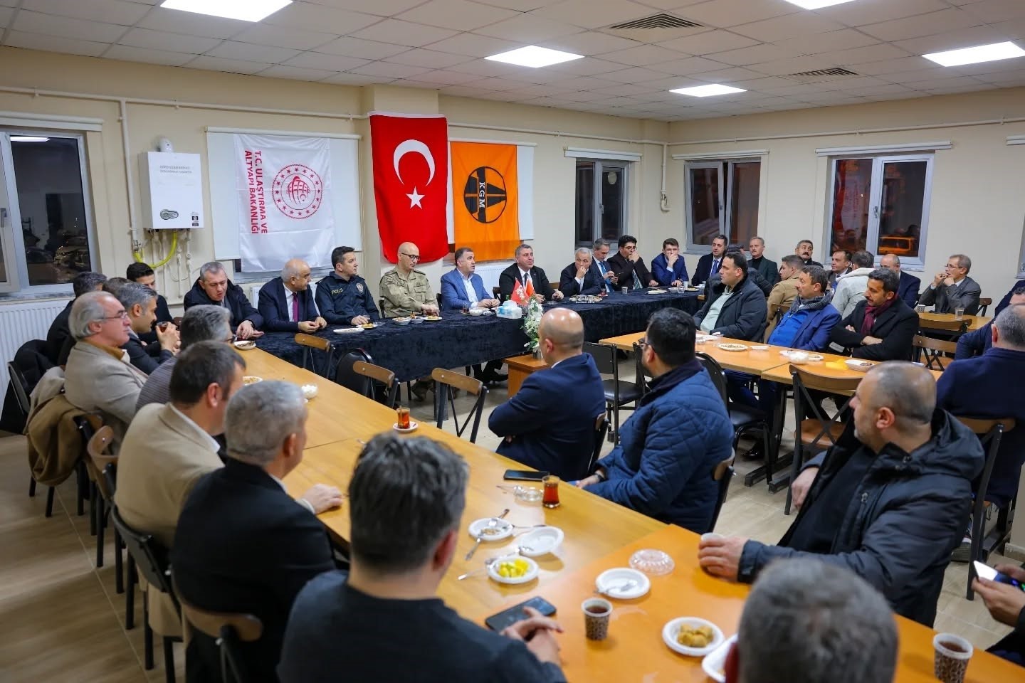 Vali Eldivan karayolları personeliyle buluştu