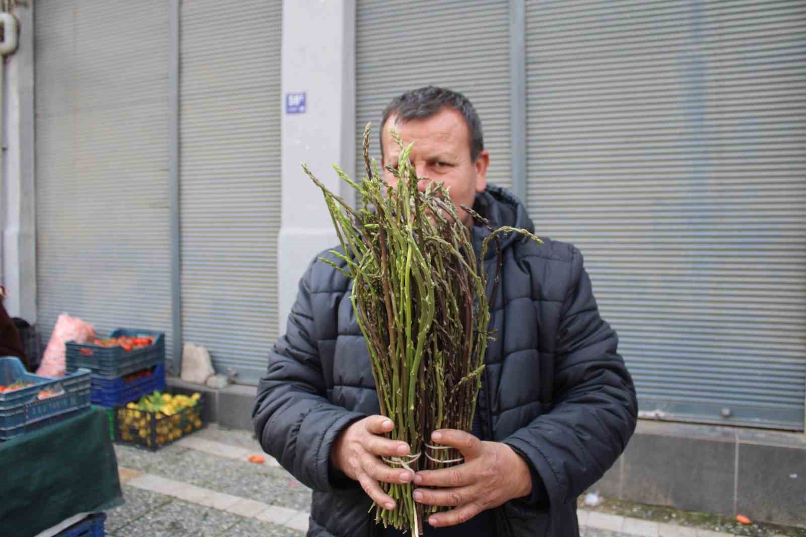 Aydın’ın yöresel lezzeti kedirgen ve sarmaşıklar pazar tezgahlarını süslemeye başladı
