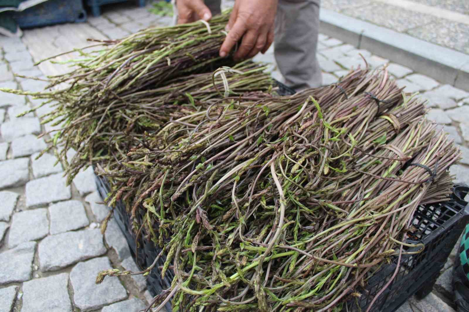 Aydın&rsquo;ın y&ouml;resel lezzeti kedirgen ve sarmaşıklar pazar tezgahlarını s&uuml;slemeye başladı
