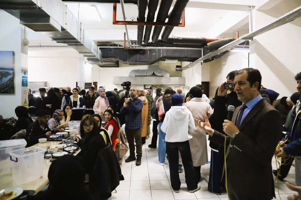 AR&Uuml; Rekt&ouml;r&uuml; Emiroğlu, iftarda &ouml;ğrencilerle buluştu
