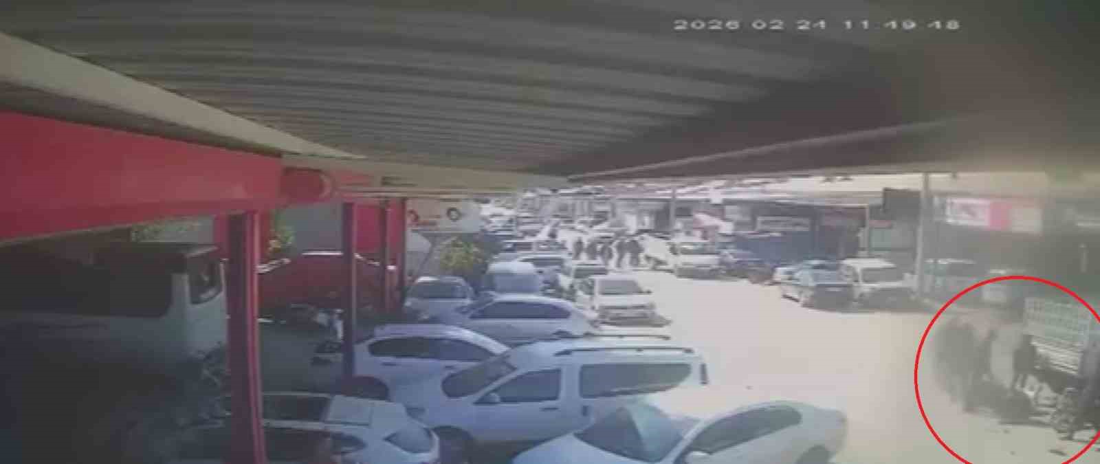 Kazada &ccedil;arpışan motosiklet s&uuml;r&uuml;c&uuml;lerinin savrulduğu anlar kamerada
