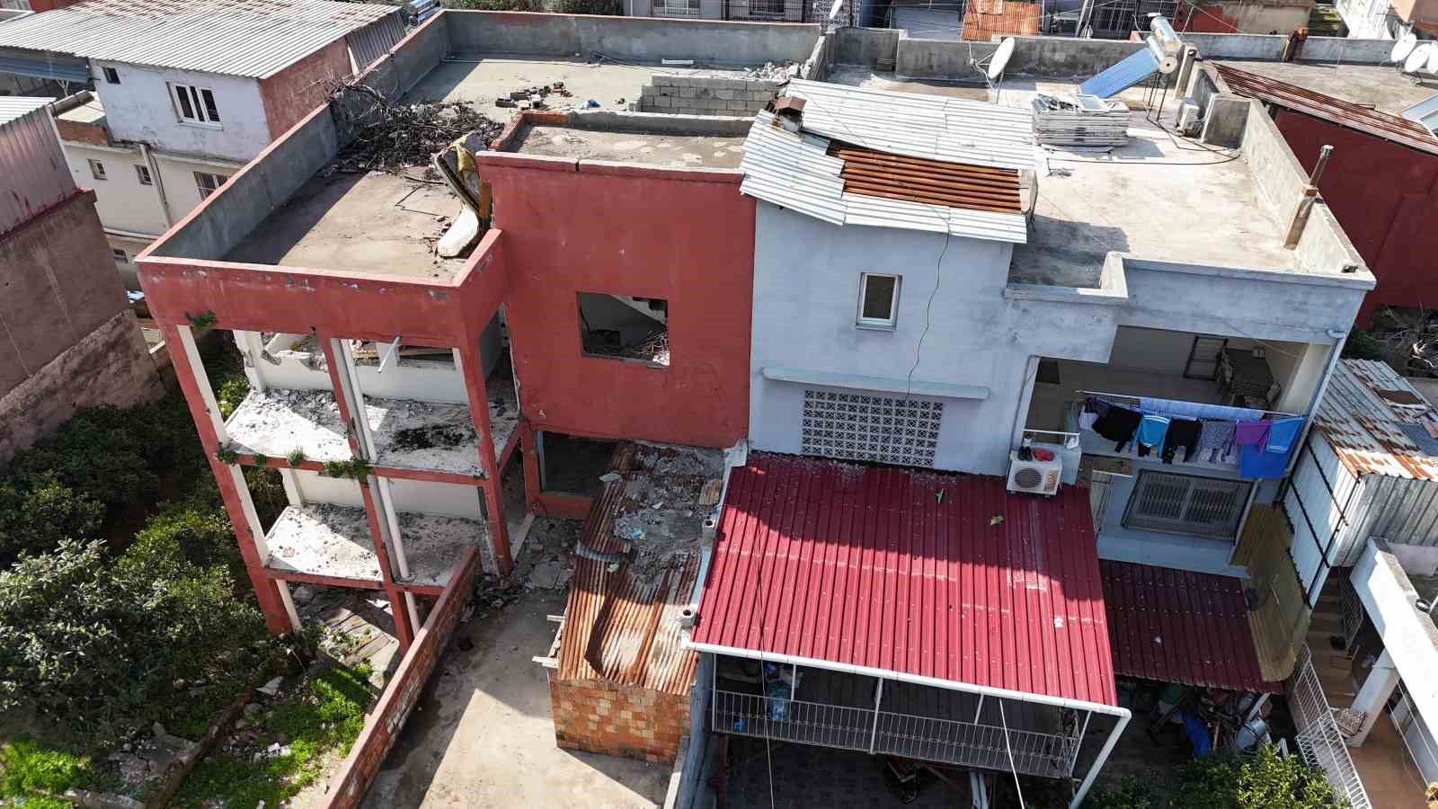 Ağır hasarlı bina yıkılmadı, 10 kişilik aile ölüm korkusuyla yaşıyor