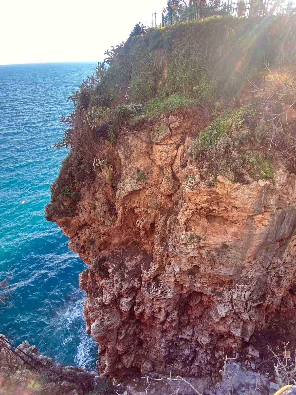 Falezlerde mahsur kaldığı sanılan kedilerin keyfi ‘ihbarla’ son buldu