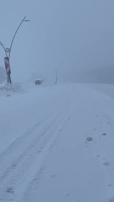 Uludağ’da dün gece yoğun kar yağdı, kar kalınlığı 163 santimetreye ulaştı