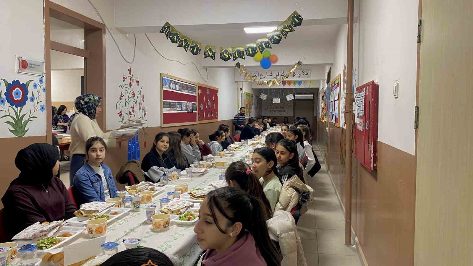 Alpu Kaymakamı Timur, ortaokul öğrencileriyle iftar yaptı