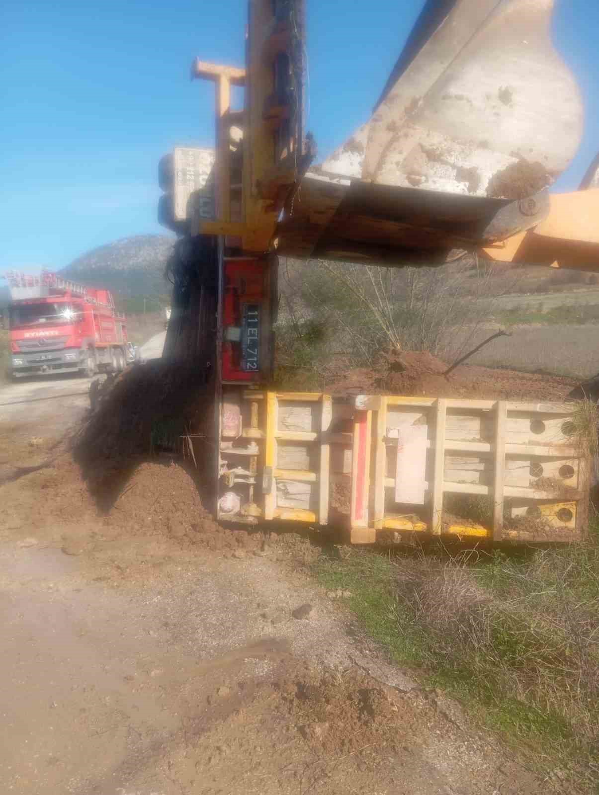 İl Özel İdareye ait tırın dorsesi yandı