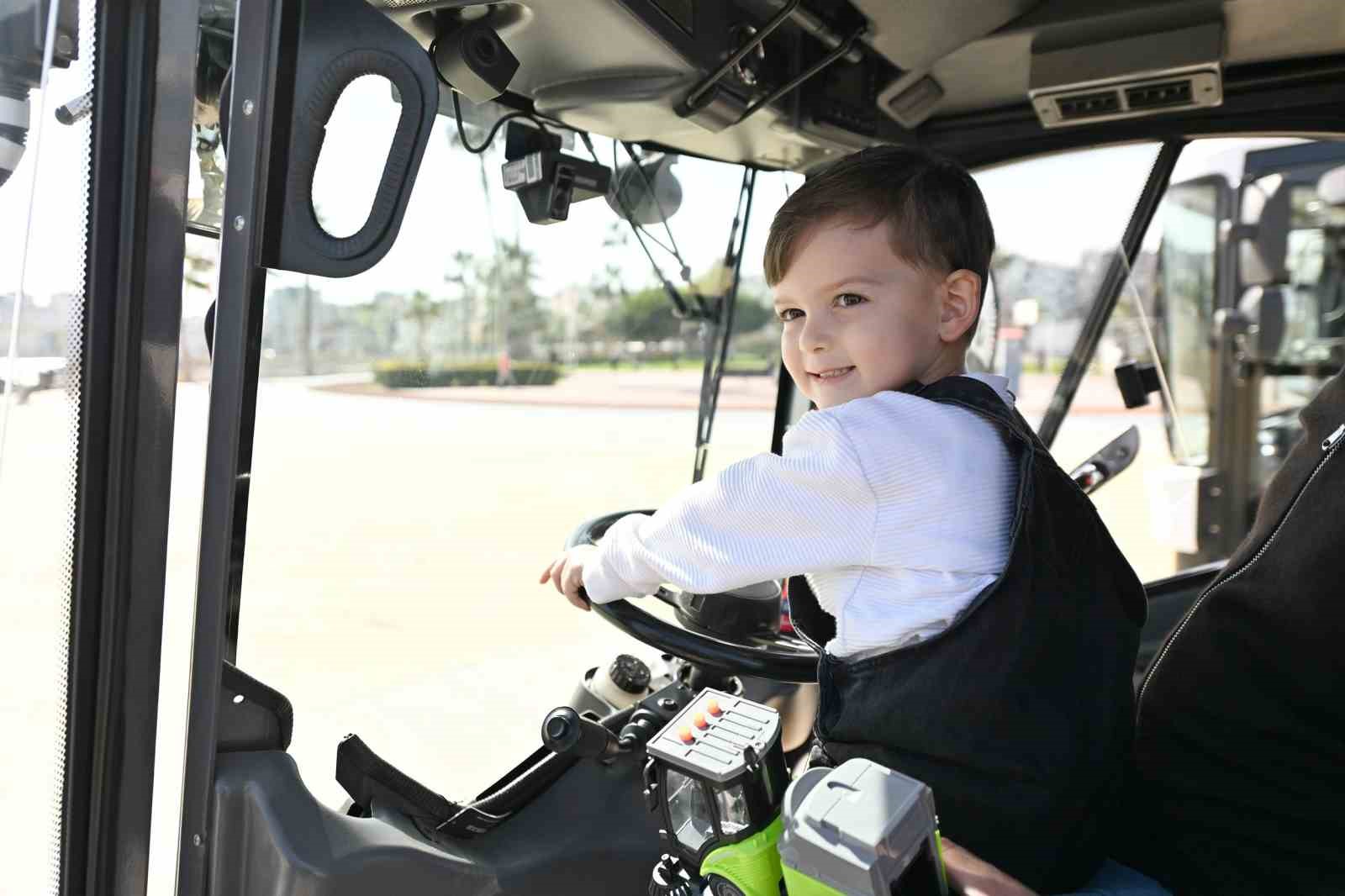 Minik Ayaz&rsquo;ın s&uuml;p&uuml;rge kamyonu hayali ger&ccedil;ek oldu
