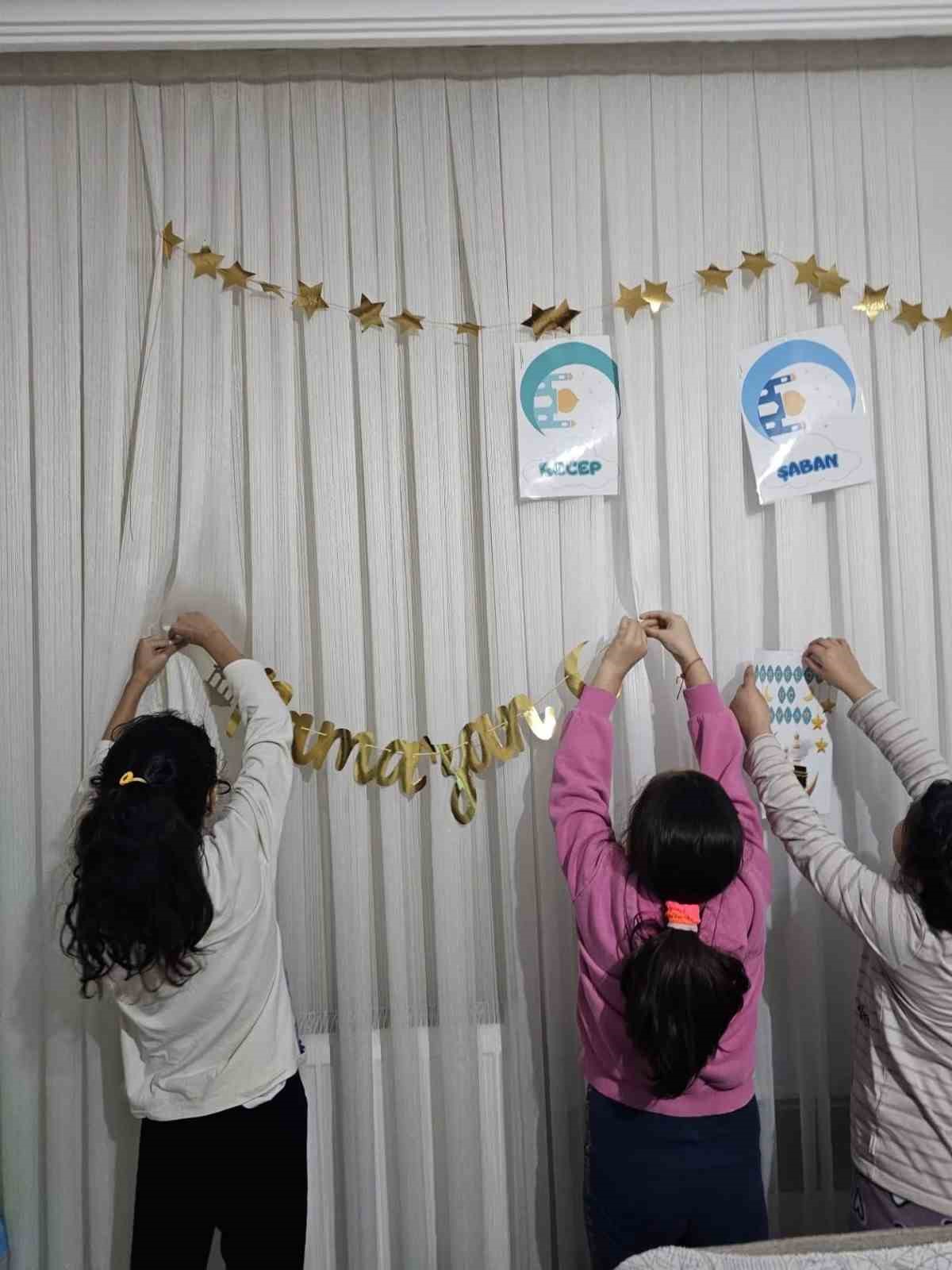 Koruma altındaki çocuklar evlerini Ramazan ayı için süsledi